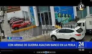 ¡Insólito! Con armas de guerra asaltan banco en La Perla