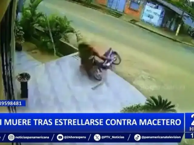 Mujer motociclista se despista y estrella contra macetero