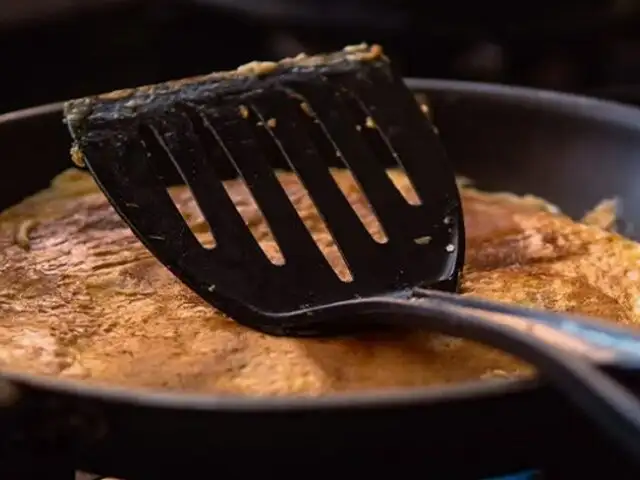 ¿Las espátulas de plástico negro son un peligro oculto en tu cocina? Esto es lo que dicen los expertos