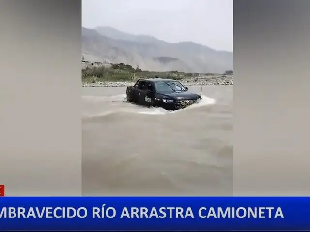 Ocupantes se salvaron de milagro: camioneta es arrastrada por el río Cañete