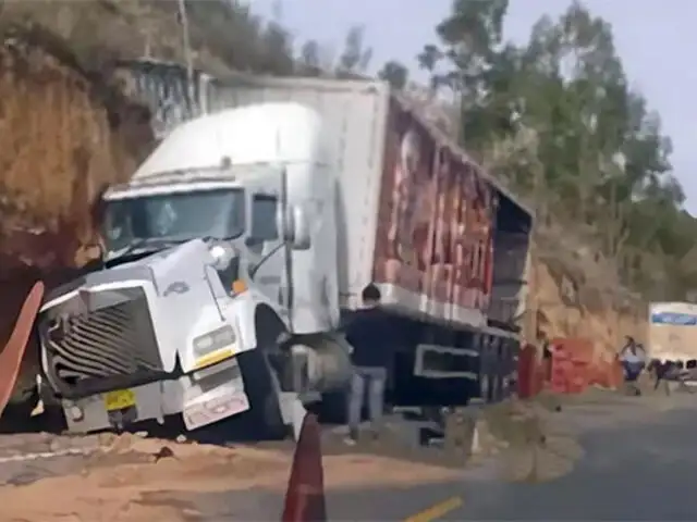 Huancayo: tráiler se despista y decenas de botellas de cerveza terminaron regadas en la carretera