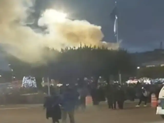 Alarma durante encendido de árbol navideño en Juliaca: fuegos artificiales provocan incendio