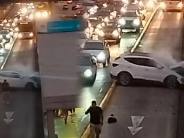 Camioneta invade carril del Metropolitano y choca contra estación Estadio Nacional