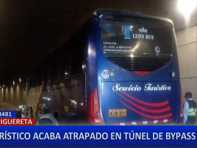 Bus turístico queda atascado en el túnel del óvalo Higuereta en Surco