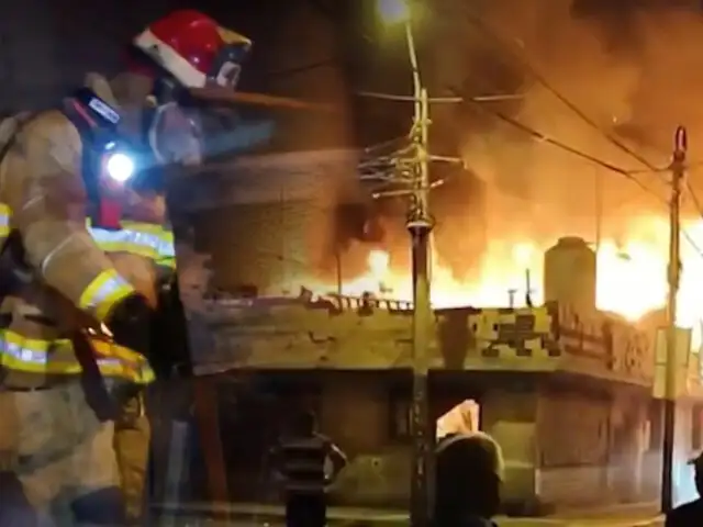 Incendio consumió todo el segundo piso de una vivienda en San Borja