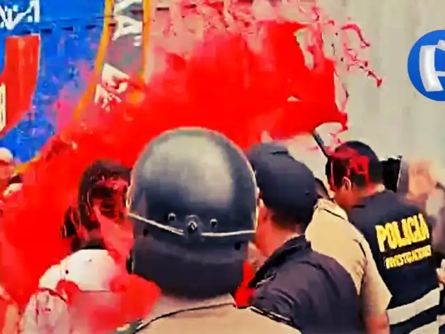 Bagua: estudiantes lanzan pintura roja a policías durante protesta universitaria