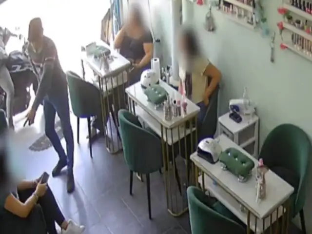 ¡En segundos! Ladrones en moto asaltan a clientas y trabajadoras de salón de uñas en el Callao