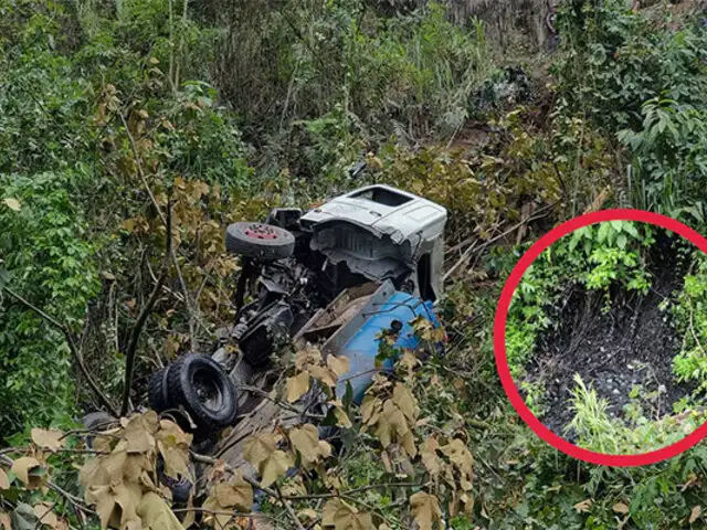 Camión cargado de brea se volcó en Junín: pobladores temen que producto contamine el río Tarma