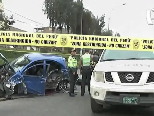 Trágico accidente en Independencia: 2 muertos y varios heridos deja choque de vehículo contra poste