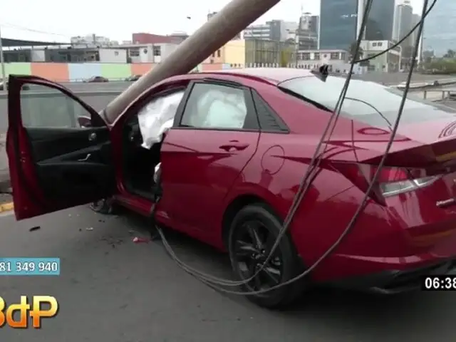 Choque en San Isidro: auto se despista, derriba poste y bloquea acceso a la Vía Expresa