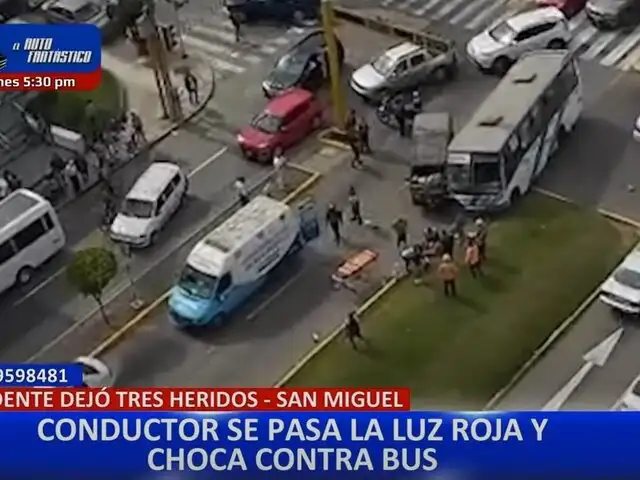 Conductor de combi se pasa la luz roja y ocasiona violento choque en San Miguel