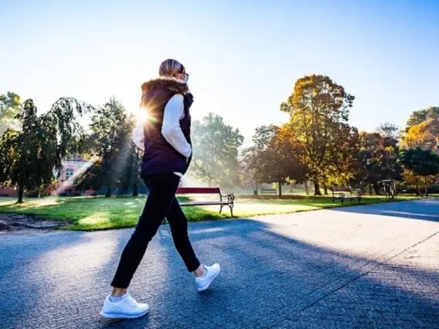 ¡Atención! Caminar 10,000 pasos al día podría reducir el riesgo de depresión, según un estudio