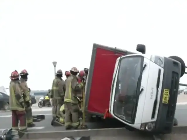 Por evitar chocar con otro vehículo: camión furgón termina volcándose en San Miguel