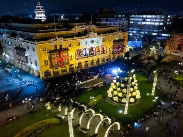 Cercado de Lima: Familias disfrutan del espectáculo de luces navideñas en la Plaza de Armas