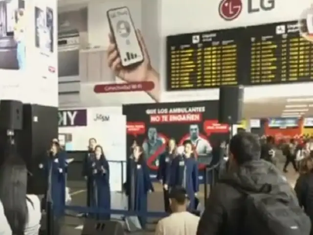 Aeropuerto Jorge Chávez celebra su última Navidad en antiguo terminal: lo despiden con música