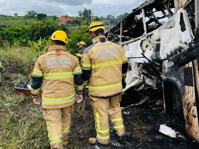 Mas de 30 muertos deja accidente de tránsito en Brasil: bus se incendió tras chocar contra un camión