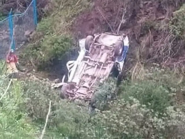 Cusco: al menos siete muertos y cinco heridos graves deja caída de combi a un abismo