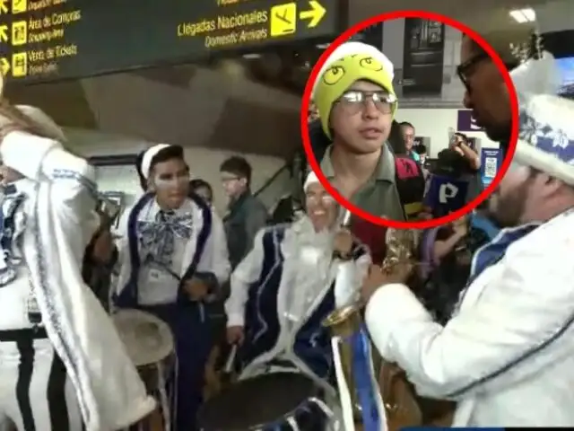 Peruanos son recibidos con villancicos en el antiguo terminal del Jorge Chávez por última vez