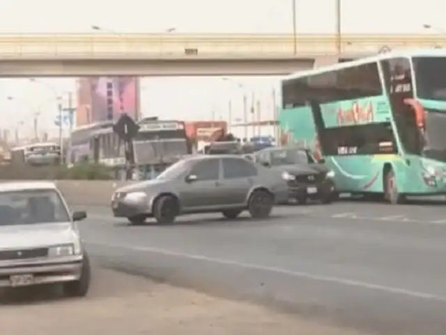 Caos vehicular en la Panamericana Norte a vísperas de Navidad: Conductores y transeúntes en riesgo por maniobras imprudentes