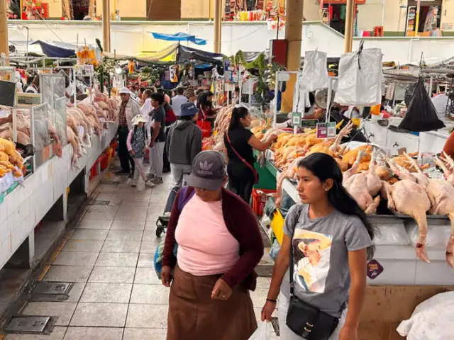 Decenas de personas realizan compras de última hora en mercados para cena navideña