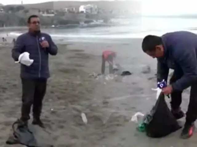 Reportero de Buenos Días Perú ayuda a limpiar playa Agua Dulce tras visita de familias por Navidad