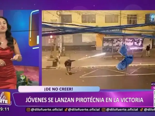 La Victoria: Jóvenes se lanzan pirotecnia en plena calle