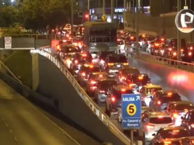 San Isidro: conductores intentan escapar del caos vehicular en la Vía Expresa