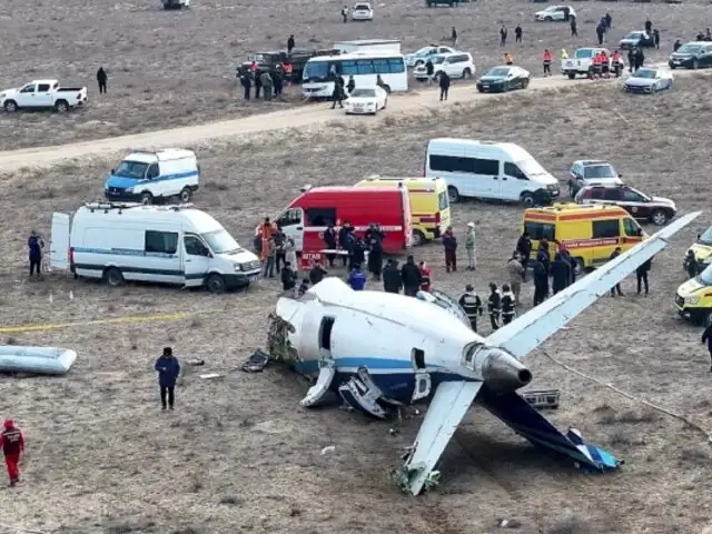 Avión se estrella en Kazajistán: sistema antimisiles ruso habría ocasionado accidente