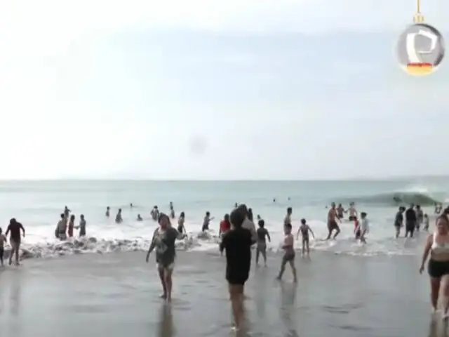 Aprovechan los últimos días del 2024: familias visitan playa Agua Dulce de Chorrillos