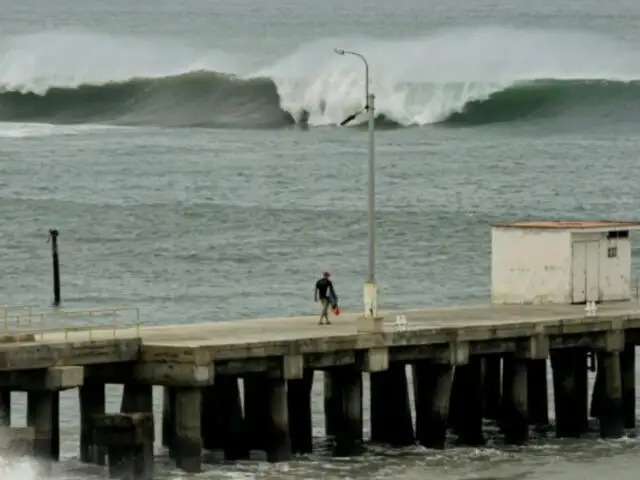 Con olas de más de 2 metros de altura: oleaje deja dos muertos y viviendas destruidas en Ecuador