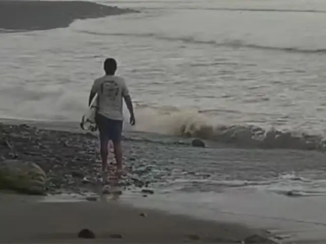 Máncora: pese a peligro de fuertes oleajes tablistas ingresan al mar atraídos por altura de las olas