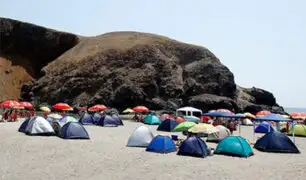 Cañete: pese a alerta de fuertes oleajes decenas de personas recibieron el 2025 en la playa León Dormido