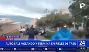 Cusco: Auto se despista y termina en rieles de tren