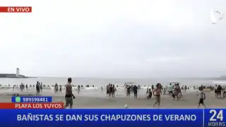 Cientos de bañistas disfrutan del primer chapuzón del año en la playa El Yuyo de Barranco