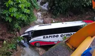 Al menos 12 muertos y 30 heridos deja caída de autobús turístico a un abismo en Colombia