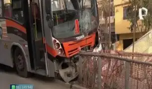 Bus se despista y choca contra poste en SJM: dos heridos y vecinos se quedan sin luz