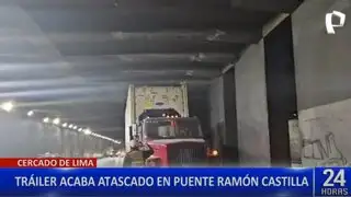 Tráiler queda atascado en puente tras ingresar a carril del Metropolitano en Cercado de Lima