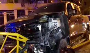 Camioneta se despista y se estrella con la berma central de la avenida Alfonso Ugarte