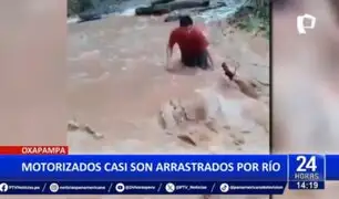 ¡Se salvaron de morir!: Motorizados casi son arrastrados por corriente de río en Oxapampa