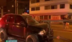 Se le habría reventado una llanta: carro se despista y choca contra reja en Miraflores