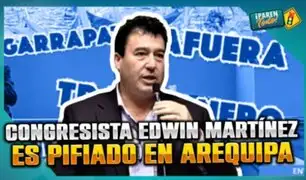 Congresista Edwin Martínez es abucheado en Arequipa: "¡Corrupto, garrapata!"