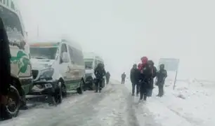 Vehículos varados por fuerte nevada en Puno: varias localidades están incomunicadas