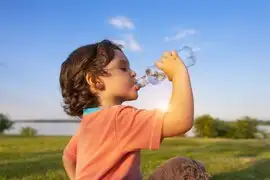 Golpe de calor en niños: cómo proteger a tu menor durante este verano