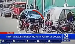 Delincuente se lleva una moto de la puerta de un colegio en Juliaca