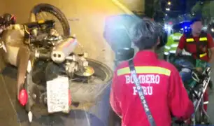 Moto se pasa luz roja y choca contra un auto en el Cercado de Lima: Hay dos heridos