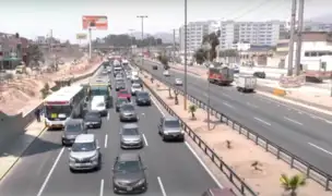 Veraneantes atrapados en intenso tráfico en la Panamericana Sur