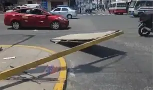 Caída de panel publicitario deja dos heridos en SJL: estructuras en la zona están oxidadas