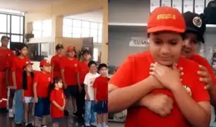 Niños aprenden primeros auxilios y técnicas de rescate en taller de mini bomberos