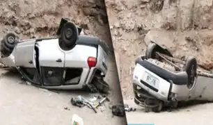 Auto cae sobre losa deportiva en VMT: El conductor estaba aprendiendo a manejar