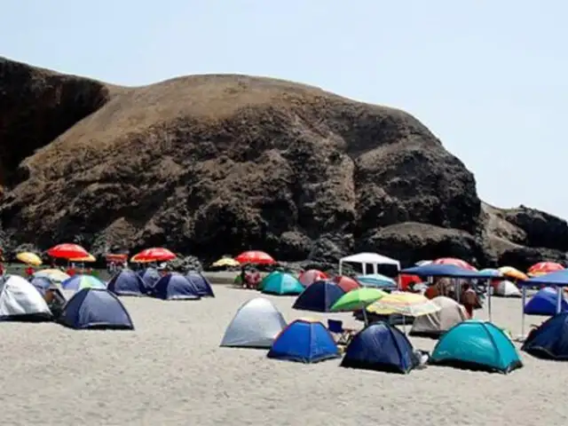 Cañete: pese a alerta de fuertes oleajes decenas de personas recibieron el 2025 en la playa León Dormido